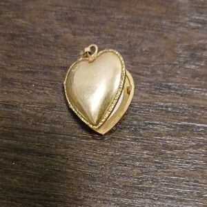 Source Unknown Gold Heart Necklace Pendent